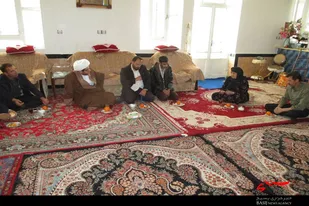 دیدار بسیجیان روستای توانه با خانواده شهید &laquo;عزت اله کرمعلی&raquo;