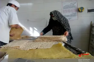 توزیع نان رایگان به مناسبت دهه فجر توسط پایگاه مطهره همدان