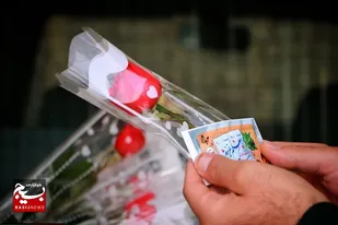 اهدای شاخه های گل به معلمان در سرخه