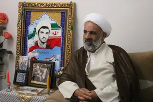 شهدا و خانواده‌های آنان مالکان واقعی انقلاب هستند
