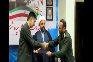 تجلیل سردار کشاورز از فرمانده سپاه شهرستان بوشهر بمناسبت هفته بسیج