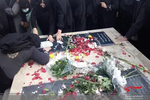 حضور خانواده شهید &laquo;محمودی&raquo; بر مزار این شهید والامقام در اسلامشهر آق&zwnj;گل