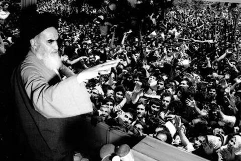 امام انقلابی‌ها را از زندان خارج کرد...