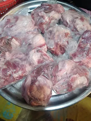 توزیع بسته های گوشت بین خانواده های کم برخوردار شاهرود+ تصاویر