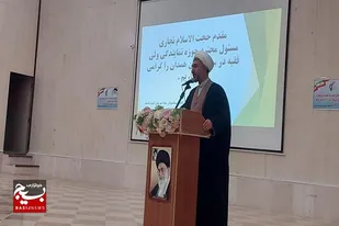 انقلاب اسلامی در مقابل استکبار جهانی ایستاده است