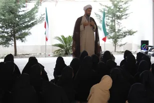 نشست تبیینی مسئول دفتر نمایندگی ولی فقیه در سپاه بندرگز در مدرسه دخترانه راه پرواز