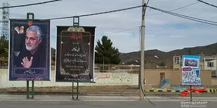 نصب پوستر حماسه ۹ دی و سردار دلها بر روی خودروهای عمومی
