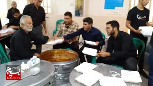 پخت ۴۰۰۰ پرس غذا در روز عاشورا به همت گروه جهادی یا زهرا( س) رامهرمز
