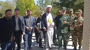 غبارروبی و عطرافشانی مزار شهدای گمنام بهار+تصاویر