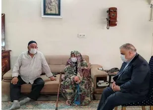 دیدار فرمانده سپاه باقرشهر با خانواده دانش آموز شهید مجید اسدیان