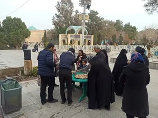 پذیرایی از زائران گلستان شهدای اصفهان توسط رزمندگان وبسیجیان گردان ۱۲۴ امام حسین(علیه السلام)