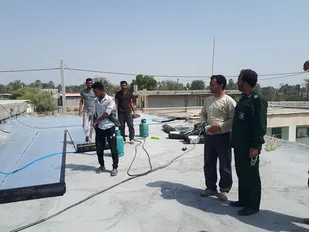 جهادگران بسیج دانشجویی میناب سقف مدرسه راهنمایی آیت الله غفاری را ایزوگام کردند