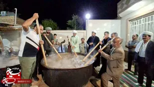 شکوه عزای پیامبر(ص) در تربت&zwnj;جام با دیگ&zwnj;های نذری و نوای منقبت&zwnj; از نگاه دوربین بسیج