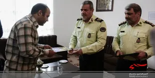 تجلیل فرمانده انتظامی لرستان از خانواده&zwnj;ای که با اهدا گل تبلیغ حجاب کرد