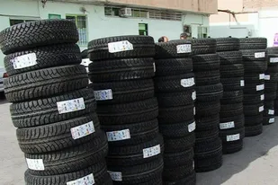 کشف انبار احتکار لاستیک قاچاق در بندرعباس