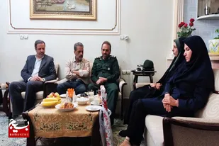 دیدار جانشین سپاه ناحیه ملایر با هنرمند عکاس و ایثارگر بسیجی