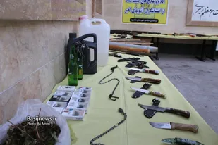 کشف تعداد زیادی سلاح گرم و سرد از اغتشاش گران شاهرود+ تصاویر