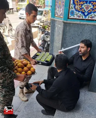 خدمت رسانی بسیجیان پایگاه شهدای زاویه به عوامل اداره برق