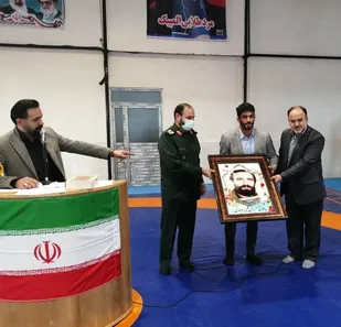 تابلو منقش به تصویر شهید حسن فقیهی به حسن یزدانی تقدیم شد