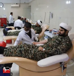 روحانیون بسیجی قم با اهدای خون به یاری مصدومان حادثه هرمزگان شتافتند
