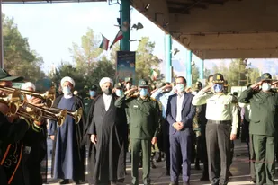 غبار روبی و عطر افشانی قبور مطهر شهداء توسط مسئولین، نیروهای نظامی و انتظامی