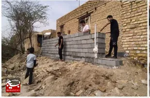 ساخت دیوار خانه دو خانواده نیازمند در آبادان
