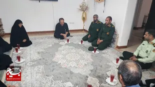 دیدار فرمانده ناحیه مقامت بسیج امام حسن مجتبی(ع) سرهنگ رفعت&zwnj;نژاد با خانواده شهید حسین&zwnj;علی احمدی