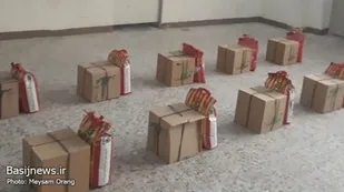 توزیع بسته های ارزاق بین نیازمندان محله