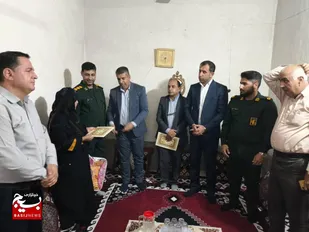تجلیل از خانواده شهید جمعه احمدی در شهر هنگویه به مناسبت هفته دفاع مقدس