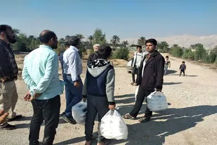 پخت و توزیع ۶۰۰ پرس غذای گرم بین سیل زدگان روستای جوینو دارالمیزان شهرستان مهر