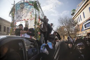 خروش کرمانشاهیان علیه تروریست ها و آشوبگران/تشییع پیکر شهدای امنیت در کرمانشاه