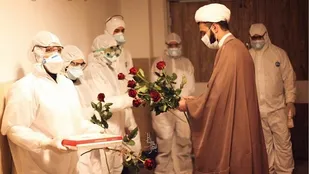 طلبه ای که به تنهایی مسئولیت غسل اموات کرونایی را بر دوش کشید