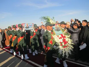استقبال از سردار شهید حسین همدانی در فرودگاه همدان