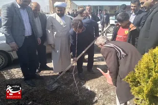 کاشت نهال به مناسبت هفته منابع طبیعی در محوطه مصلی امام خمینی (ره) بهار
