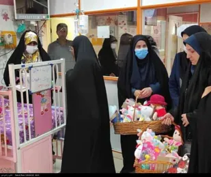 به همت بسیج جامعه زنان استان لرستان و همکاری مؤسسه طلوع نسل نور،
کودکان بیمار بستری در بیمارستان شهید مدنی خرم آباد اسباب بازی عیدی گرفتند