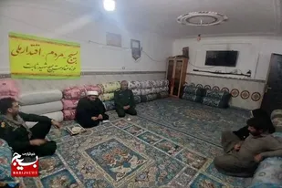 تجلیل از خانواده بسیجی خالد بامری به مناسبت هفته بسیج در دلگان