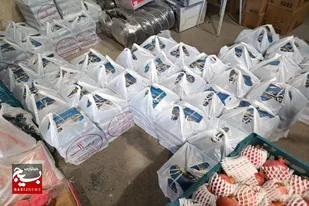 توزیع ۲۰۰ بسته یلدایی بین نیازمندان توسط یکی از خیرین اصناف و بازار همدان +تصاویر