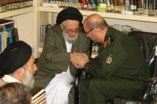 وزیر دفاع با حضور در ملایر با آیت&zwnj;الله فاضلیان عقد اخوت بست