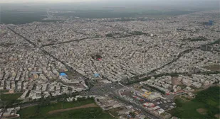 خیابان راه&zwnj;آهن قزوین دارای چهارراه می&zwnj;شود