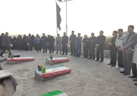 دانش‌آموزان بسیجی سپاه ناحیه میثم مشهد گلزار شهدای گمنام جبل النور  را عطرافشانی کردند