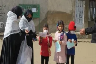 توزیع ماسک و راهنمای پیشگیری و مقابله با کرونا در روستای شول