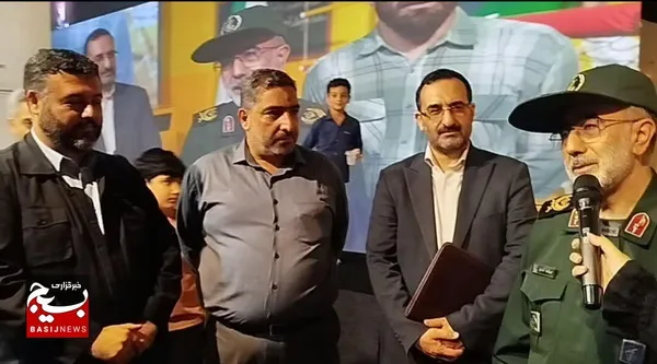 بازدیدسردارآزادی از نمایشگاه روایت پرچمداران
