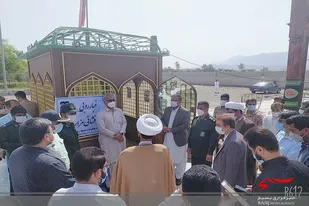 غبارروبی و عطرافشانی گلزار شهدای گمنام شهرستان نیکشهر