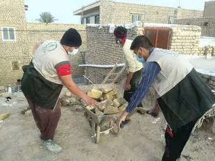 بهسازی پشت بام نیازمند توسط گروه جهادی پایگاه شهید چمران مبارکه