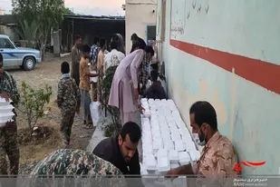 توزیع ۶۰۰ پرس غذای گرم بین آسیب دیدگان روستای کمب در چابهار
