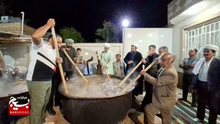 شکوه عزای پیامبر(ص) در تربت&zwnj;جام با دیگ&zwnj;های نذری و نوای منقبت&zwnj; از نگاه دوربین بسیج