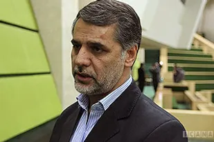 همکاری یک مدیر دوتابعیتی به عنوان مشاور، نشان می دهد خلأ قانونی داریم