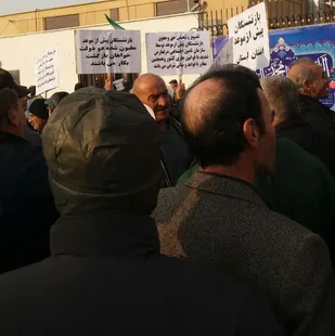 تجمع اعتراض آمیز جمعی از بازنشستگان در مقابل مجلس