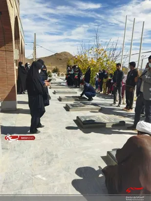 به مناسبت ۱۳ آبان غبار روبی گلزار شهداء راین توسط دانش آموزان و بسیجیان