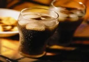 نوشیدن آب سرد و نوشابه در افطار موجب عطش و ضعف اعصاب می شود